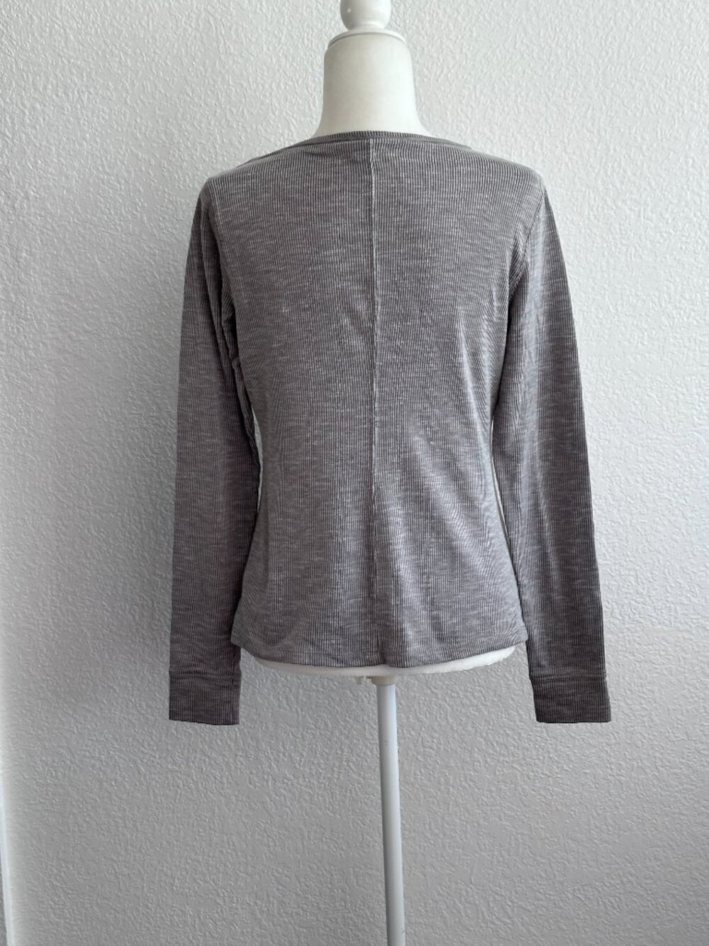 Universal Thread Gray Ribbed Henley Top | Size Medium | Button Front Long Sleeve - Picture 4 of 6